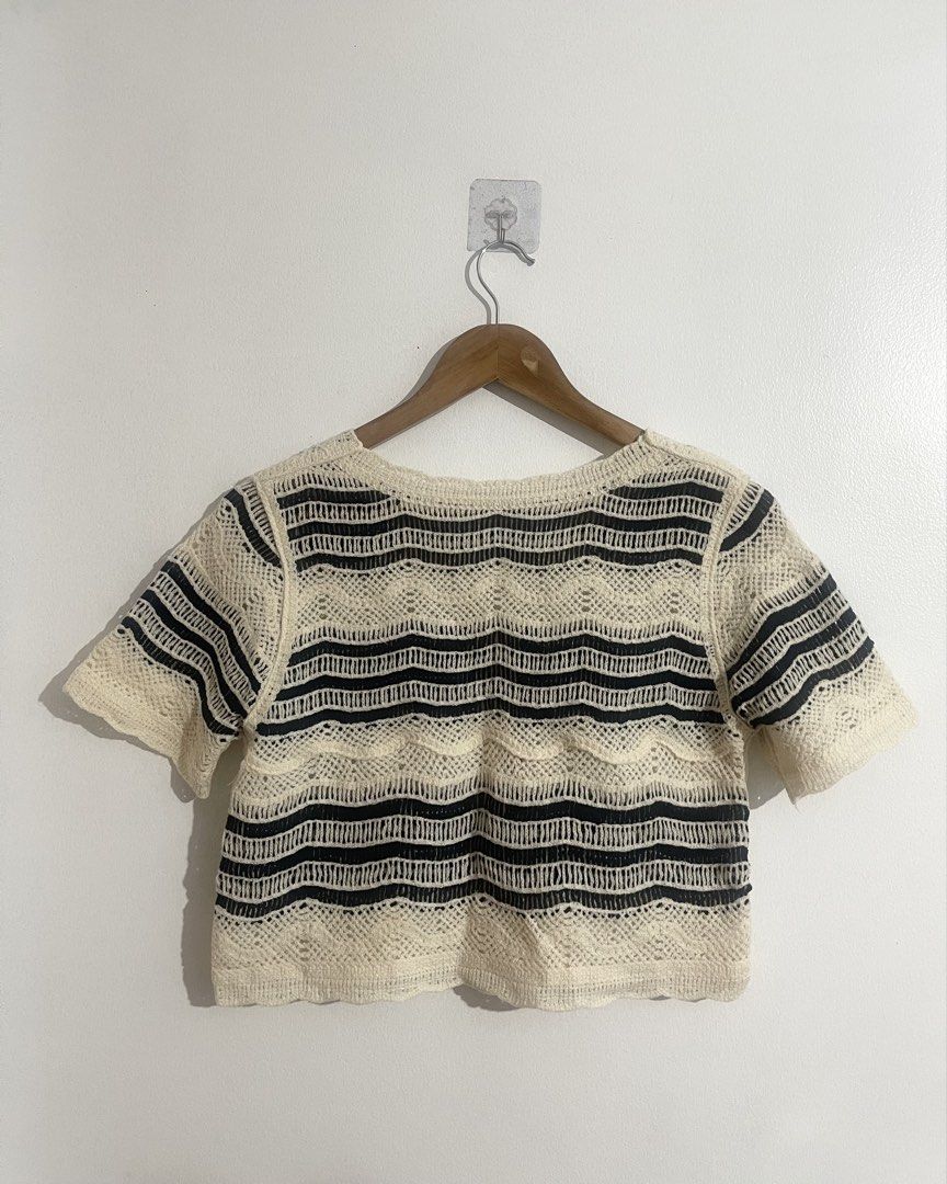 Black & white Knit Top (Category: Others Tops) located in Quezon City. Submitted by lizandbelcloset (Listing ID 1464252099, Image 2). Description: Recommended for size XS-S Width - 18.5 inches Length - 17.5 inches ₱159.