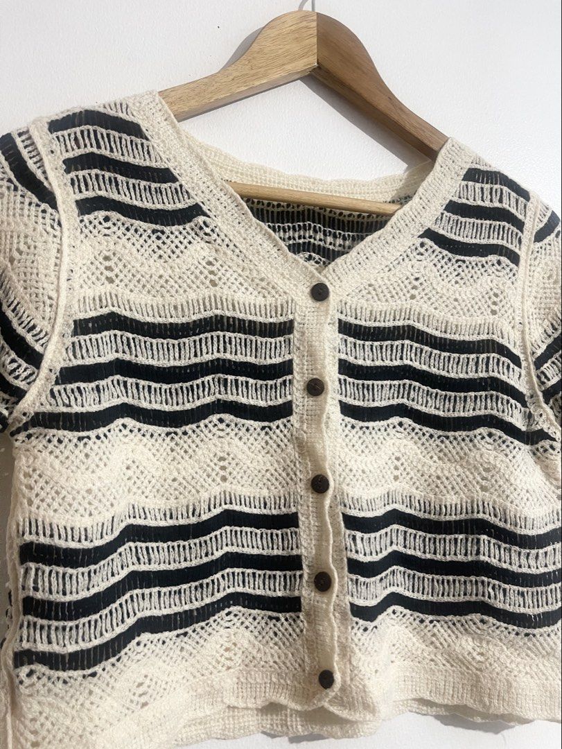 Black & white Knit Top (Category: Others Tops) located in Quezon City. Submitted by lizandbelcloset (Listing ID 1464252099, Image 3). Description: Recommended for size XS-S Width - 18.5 inches Length - 17.5 inches ₱159.