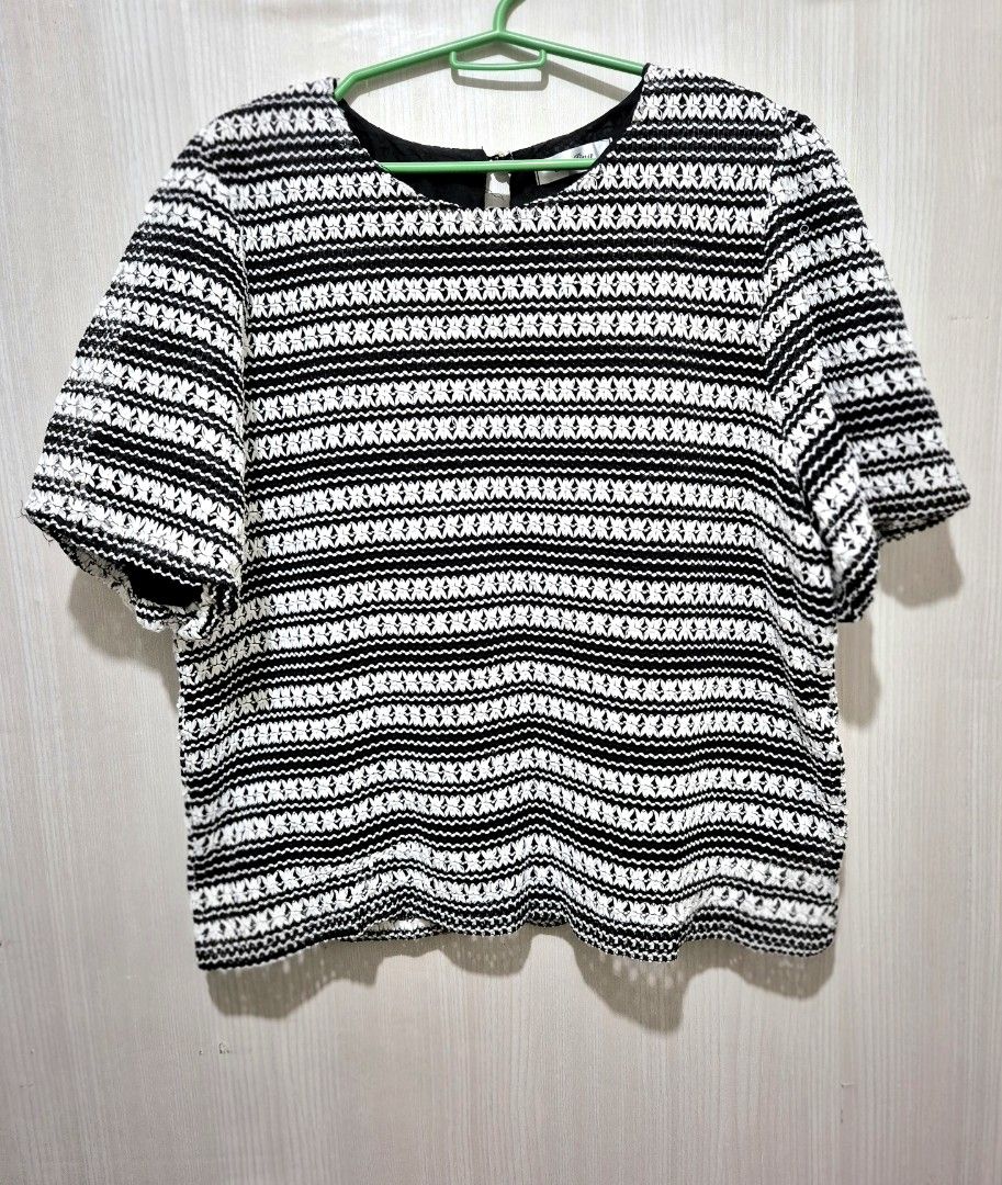 Black & White Woven Textured Top (Category: Blouses) located in San Mateo. Submitted by sellbypelle (Listing ID 1464675496, Image 2). Description: Thrifted 🌸 Brand: Yi Ying W: 22 (44bust) L : 23 inch No Issue Location: Rizal 💰 Payment: GCash — payment first 📦 Shipping: +sf J&T only 🗓️ Batch shipping: Shipments are sent out once a week ⏳ Kindly order only if you're okay with the batch-shipping schedule. 💡 Actual color may vary slightly due to