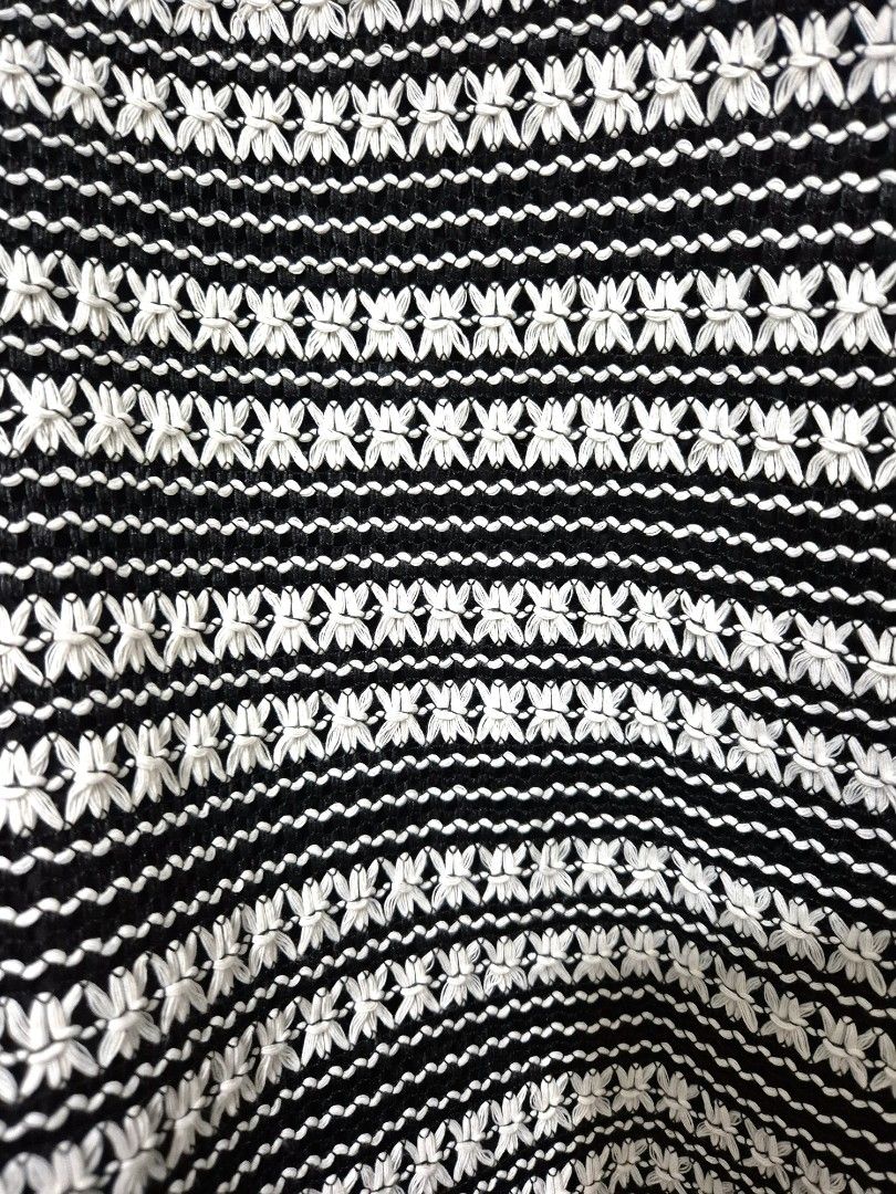 Black & White Woven Textured Top (Category: Blouses) located in San Mateo. Submitted by sellbypelle (Listing ID 1464675496, Image 3). Description: Thrifted 🌸 Brand: Yi Ying W: 22 (44bust) L : 23 inch No Issue Location: Rizal 💰 Payment: GCash — payment first 📦 Shipping: +sf J&T only 🗓️ Batch shipping: Shipments are sent out once a week ⏳ Kindly order only if you're okay with the batch-shipping schedule. 💡 Actual color may vary slightly due to