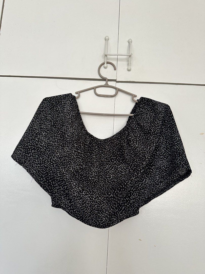 Black and White Off Tube Top (Category: Others Tops) located in Paranaque City. Submitted by preloveeed890 (Listing ID 1464661137, Image 1). Description: .