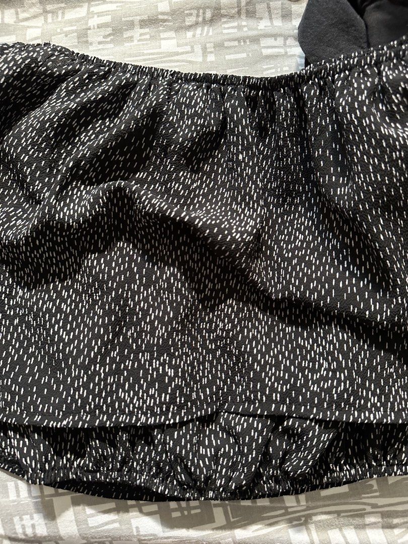 Black and White Off Tube Top (Category: Others Tops) located in Paranaque City. Submitted by preloveeed890 (Listing ID 1464661137, Image 2). Description: .