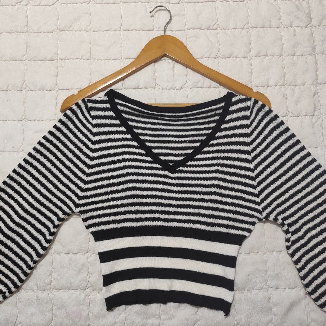 Black and White Striped V-Neck Knit Top (Category: Longsleeves) located in Bacolod City. Submitted by dearicawho.56 (Listing ID 1464709396, Image 3). Description: - Color & Pattern: Classic black and white stripes with thicker stripes near the hem - Design: Flattering V-neckline and trendy wide bell sleeves - Fit: Modern cropped length - Material: Soft and cozy textured knit fabric - Size: Can fit Small- Medium 🧾Mode of payment: 💙Gcash 💚GoTyme