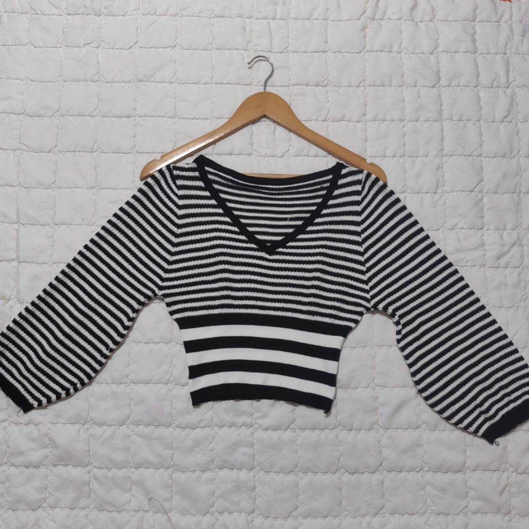 Black and White Striped V-Neck Knit Top (Category: Longsleeves) located in Bacolod City. Submitted by dearicawho.56 (Listing ID 1464709396, Image 2). Description: - Color & Pattern: Classic black and white stripes with thicker stripes near the hem - Design: Flattering V-neckline and trendy wide bell sleeves - Fit: Modern cropped length - Material: Soft and cozy textured knit fabric - Size: Can fit Small- Medium 🧾Mode of payment: 💙Gcash 💚GoTyme