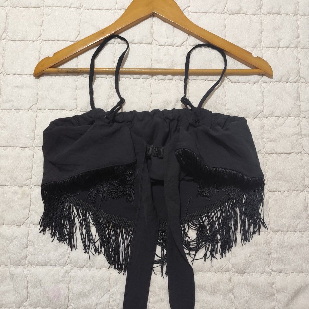 Black Cami Crop Top with Fringe Hem (Category: Sleeveless) located in Bacolod City. Submitted by dearicawho.56 (Listing ID 1464712129, Image 2). Description: - Color: Black - Style: Crop top with pointed hem and long fringe - Features: Adjustable spaghetti straps, open back with hanging tie straps - Occasion: Great for parties and nights out 🧾Mode of payment: 💙Gcash 💚GoTyme 🖤Maya 📍 Bacolod City. Negros Occidental .