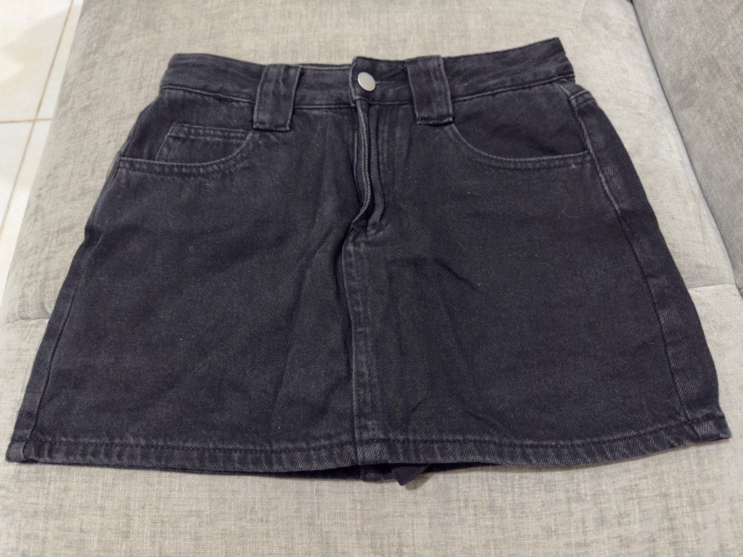 Black Denim Skirt (Category: Skirts) located in Taguig. Submitted by marietimebiscuit (Listing ID 1464725526, Image 1). Description: Black denim mini skirt with a button closure and belt loops. Front pockets and two back patch pockets. Classic everyday piece, easy to style with tees or sweaters. Standard fit..