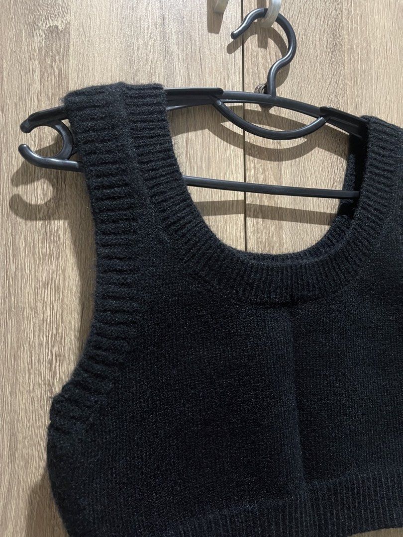 Black Knit Cropped Vest (Category: Sleeveless) located in Manila. Submitted by preloveditems_jem (Listing ID 1464664852, Image 2). Description: Black knit vest. Cropped style with a wide neckline. Sleeveless design. Looks cozy and can be layered over shirts or worn on its own. Good for casual outfits..