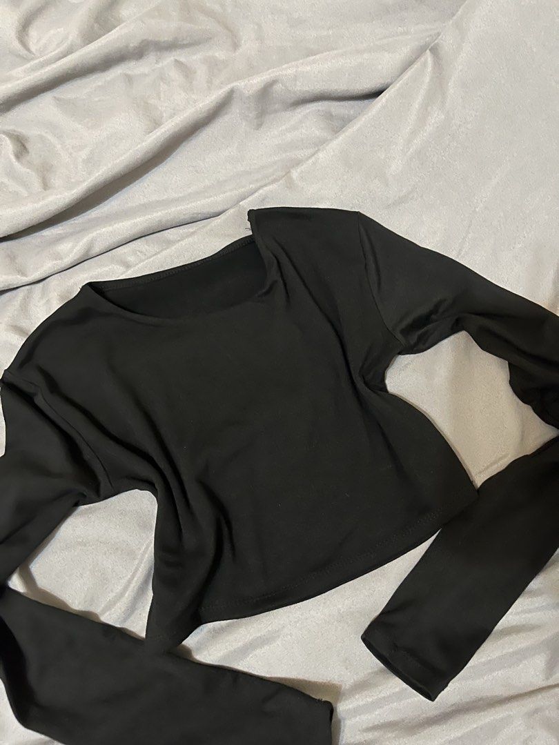 Black Long Sleeve Crop Top (Category: Longsleeves) located in Taguig. Submitted by lovestoreph (Listing ID 1464714051, Image 1). Description: - Color: Black - Style: Long sleeve crop top - Neckline: Scoop neck - Material: Soft and stretchy - Fit: Cropped length, hits at the waist - Condition: Clean with no flaws.
