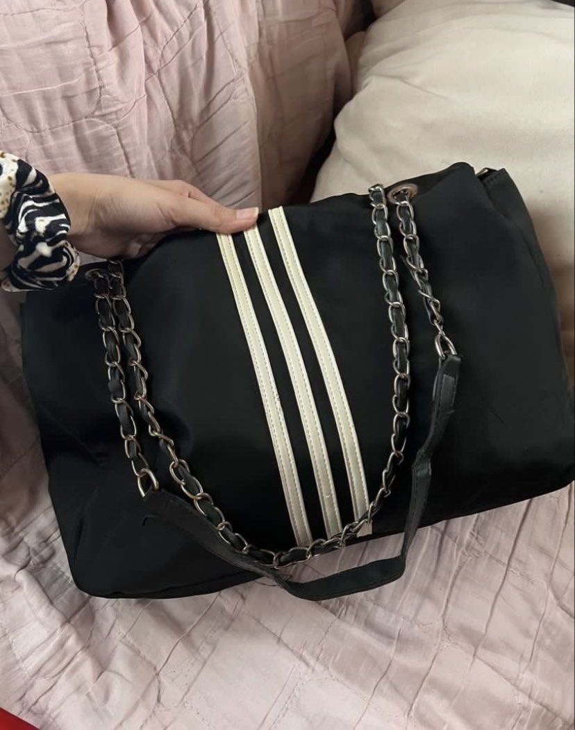 Black Nylon Shoulder Bag (Category: Shoulder Bags) located in Antipolo. Submitted by chamm_424 (Listing ID 1464704399, Image 2). Description: - black nylon shoulder bag - medium size - silver chain strap - spacious interior, for daily use FREE pouch/clutch if you purchase ₱350 .