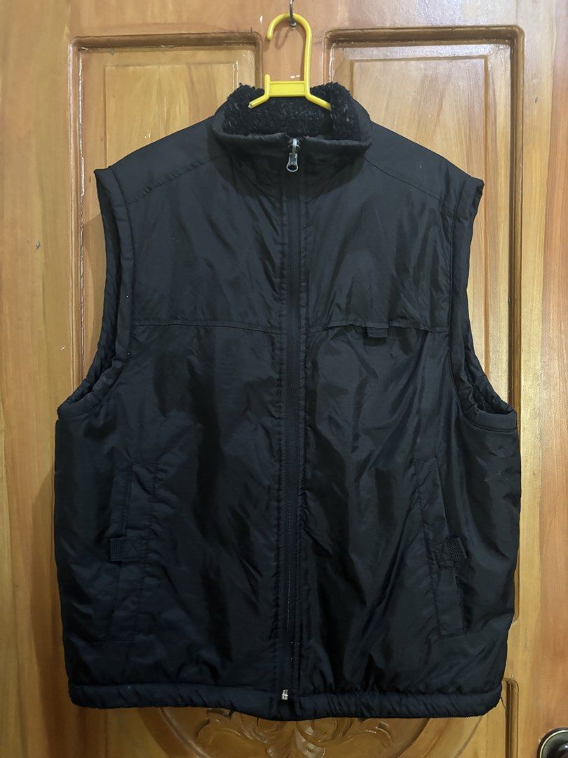 Black Padded Vest with Sherpa Collar (Category: Vests) located in Manila. Submitted by shopmik4scloset (Listing ID 1464609357, Image 2). Description: .