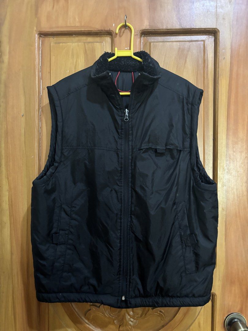 Black Padded Vest with Sherpa Collar (Category: Vests) located in Manila. Submitted by shopmik4scloset (Listing ID 1464609357, Image 3). Description: .