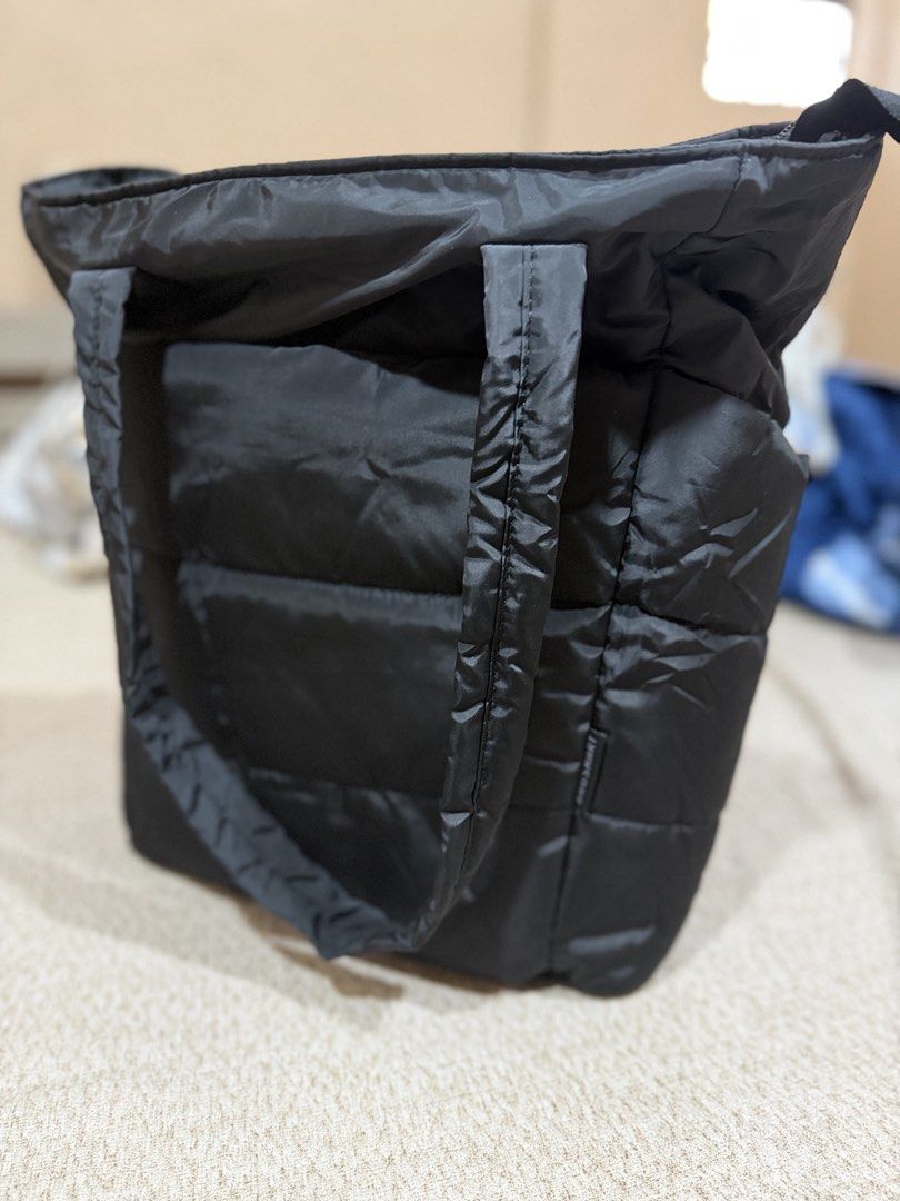 Black Puffer Tote Bag (Category: Tote Bags) located in Baguio. Submitted by youngpenguin_24b720 (Listing ID 1464583659, Image 1). Description: - Stylish black puffer tote bag - Secure zip closure on top - Comfortable carrying handles - Convenient outer pockets - Very spacious interior - Ideal for everyday errands or travel adventures.