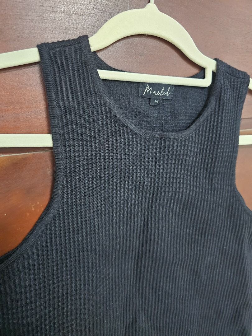 Black ribbed knit tank top (Category: Sleeveless) located in Los Banos. Submitted by itsmecathey (Listing ID 1464753819, Image 2). Description: Best fit M-L.