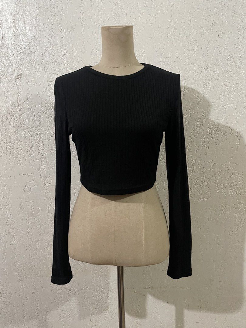 Black Ribbed Long Sleeve Crop Top (Category: Longsleeves) located in Talisay. Submitted by mrjannchristian (Listing ID 1464685298, Image 1). Description: - SHEIN black ribbed long sleeve crop top - Crew neck style - Comfortable stretch fabric (polyester & elastane) - Versatile basic piece - Easy to pair with jeans, skirts, or shorts Measurements: A2A - stretch up to 19” .