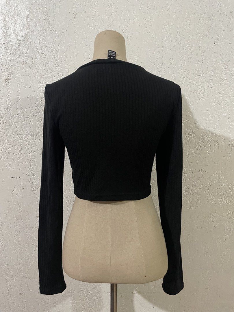 Black Ribbed Long Sleeve Crop Top (Category: Longsleeves) located in Talisay. Submitted by mrjannchristian (Listing ID 1464685298, Image 3). Description: - SHEIN black ribbed long sleeve crop top - Crew neck style - Comfortable stretch fabric (polyester & elastane) - Versatile basic piece - Easy to pair with jeans, skirts, or shorts Measurements: A2A - stretch up to 19” .
