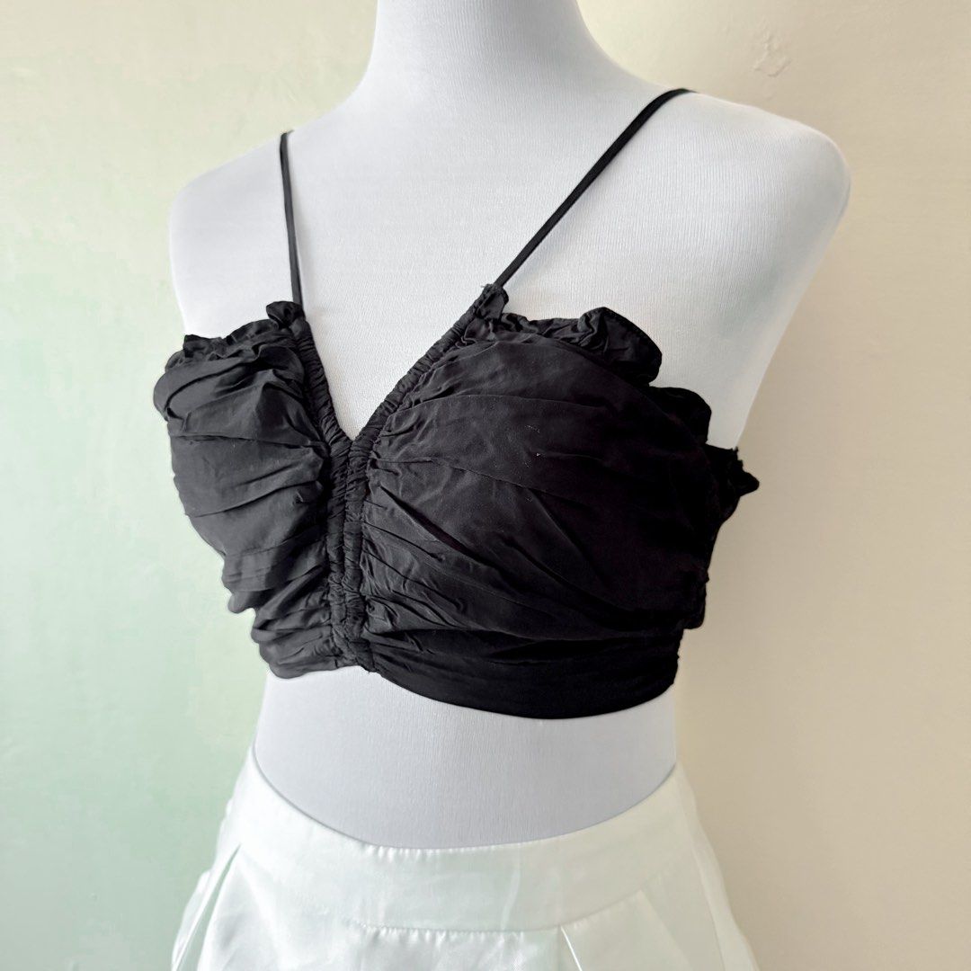 Black Ruched Halter Crop Top (Category: Others Tops) located in Antipolo. Submitted by rosywardrobe (Listing ID 1464584365, Image 3). Description: 🎀 MAKE READING A HABIT 🎀 • No order form, no reservation! • Strictly 1 day reservation • Payment first before order processing • No return, No exchange • Don’t make an offer if you’re not 100% sure • No shipping every weekends — PAYMENT CHANNELS — • GCash • Gotyme • Maya • BDO • BPI • Unionbank — DEL