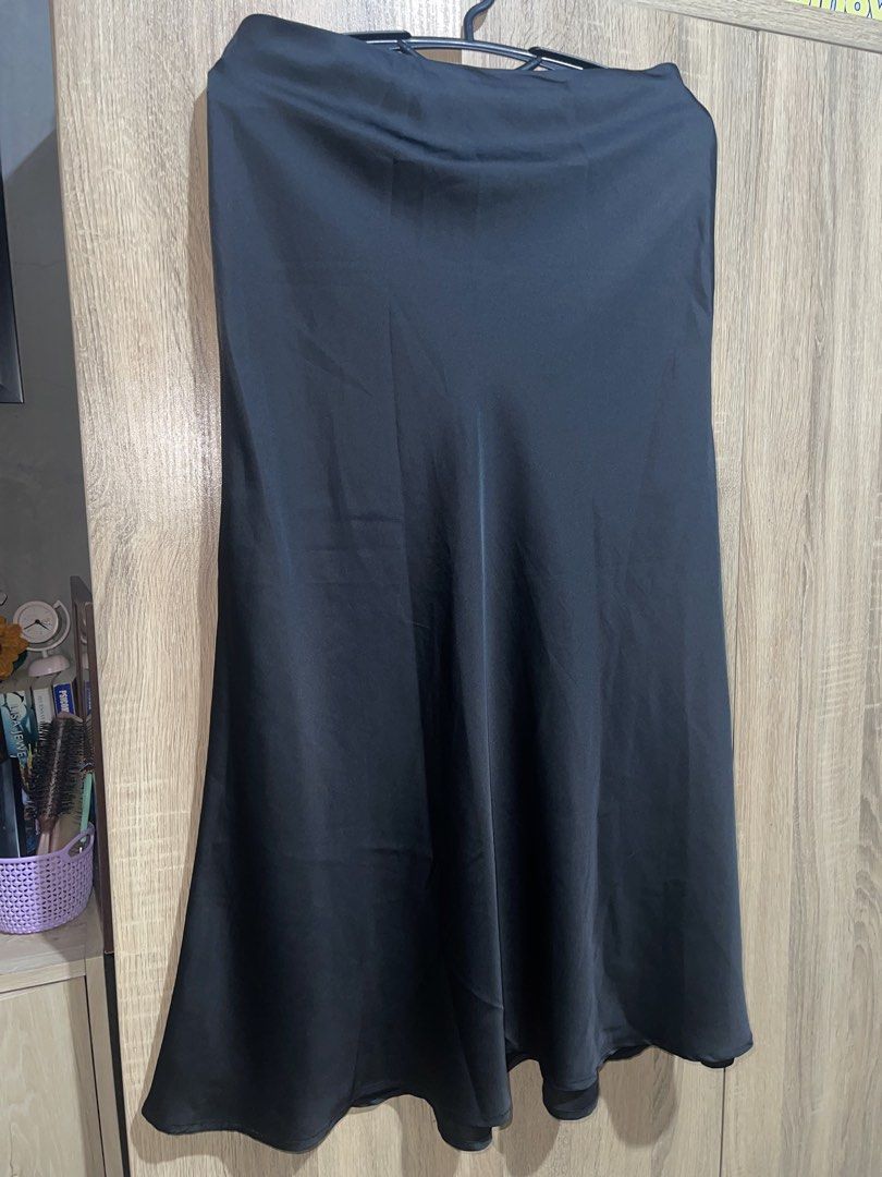 Black Satin Midi Skirt (Category: Skirts) located in Manila. Submitted by preloveditems_jem (Listing ID 1464675260, Image 2). Description: Flowy black satin midi skirt. Midi length with a slight flare at the hem. Looks great dressed up or down. Comfortable and chic for any occasion. Easy to pair with tops and shoes..