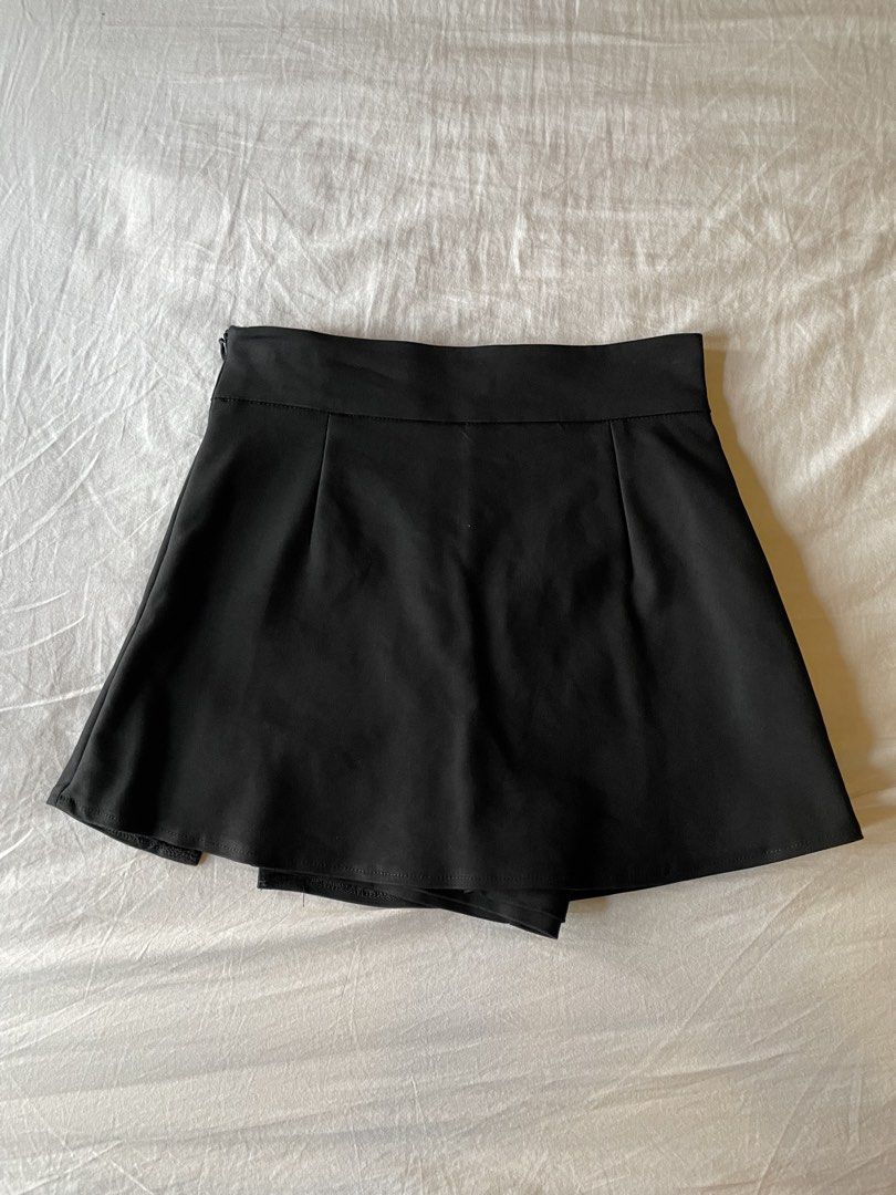 Black skort (thick fabric) (Category: Skirts) located in Pasig City. Submitted by whatsindscloset (Listing ID 1464610200, Image 1). Description: never used got it from bangkok .