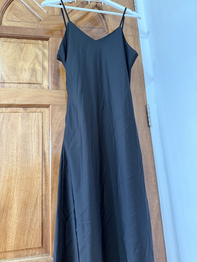 Black Uniqlo Long Dress (Category: Evening dresses & gowns) located in Naga. Submitted by sbcookieee (Listing ID 1464710378, Image 1). Description: .