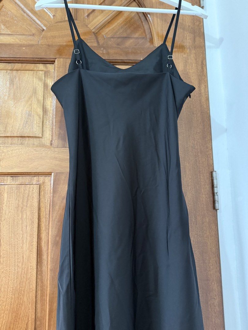 Black Uniqlo Long Dress (Category: Evening dresses & gowns) located in Naga. Submitted by sbcookieee (Listing ID 1464710378, Image 2). Description: .