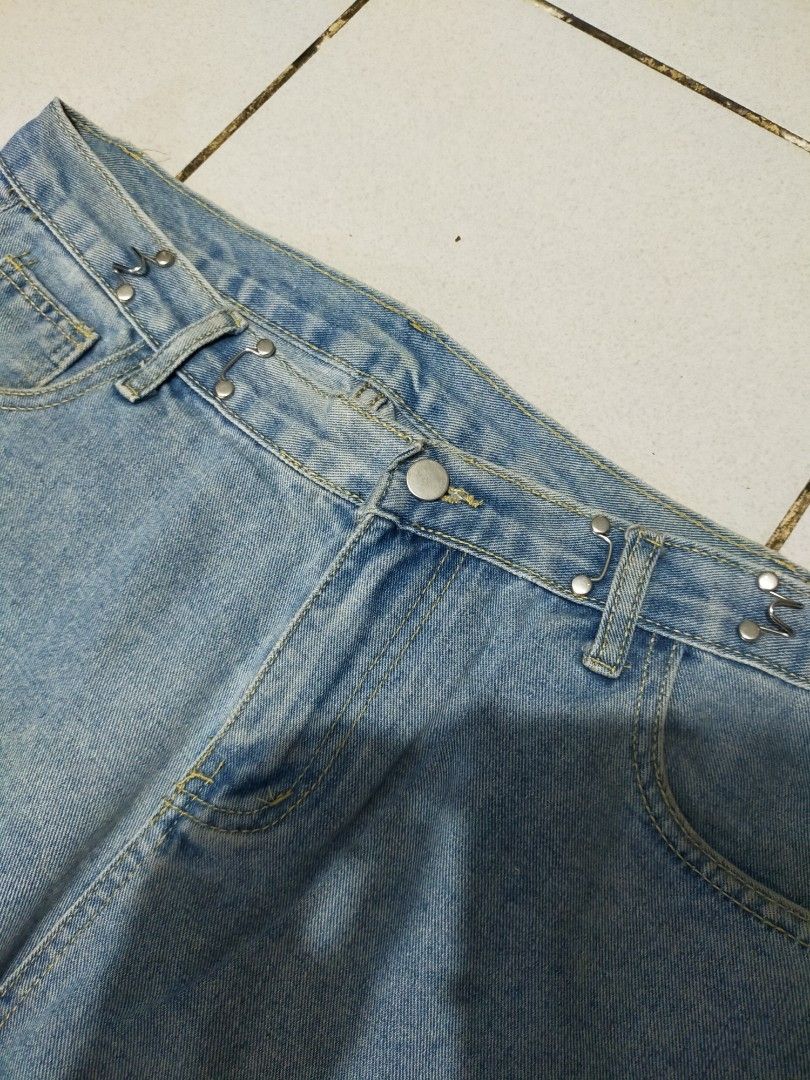Blue Baggy Jeans (Category: Jeans) located in Manila. Submitted by patinacollectives2.0 (Listing ID 1464747829, Image 3). Description: Random Baggy Denim Jeans Size 34 Length 40 Hem 9.5-10 Baggy fit No issues 250+SF Marikina location Shipping via Lalamove or J&T.