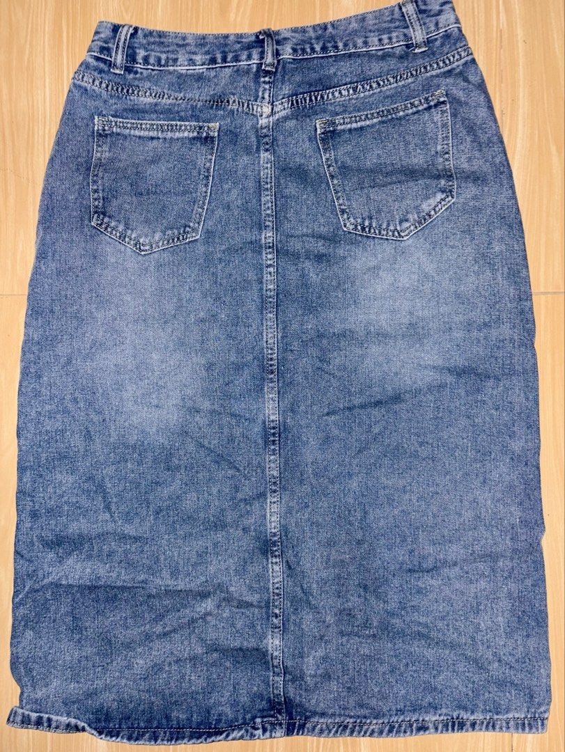 Blue Denim Midi Skirt with Front Slit (Category: Skirts) located in Caloocan City. Submitted by stella_mari27 (Listing ID 1464667000, Image 2). Description: - Classic blue denim midi skirt - Front slit for easy movement - Two back pockets - Belt loops - Versatile for casual outfits - Easy to pair with tops and shoes.