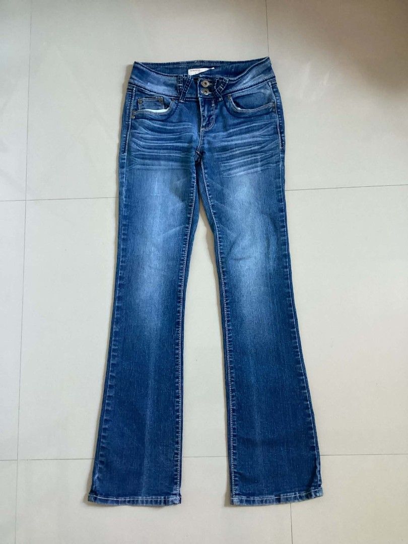 Blue Flare Jeans (Category: Jeans) located in Siniloan. Submitted by mari_881709 (Listing ID 1464617320, Image 1). Description: - Classic blue flare jeans - Comfortable denim material - Button and zip closure - Two front pockets and two back pockets - Slight fading for a worn-in look - Great for casual wear.