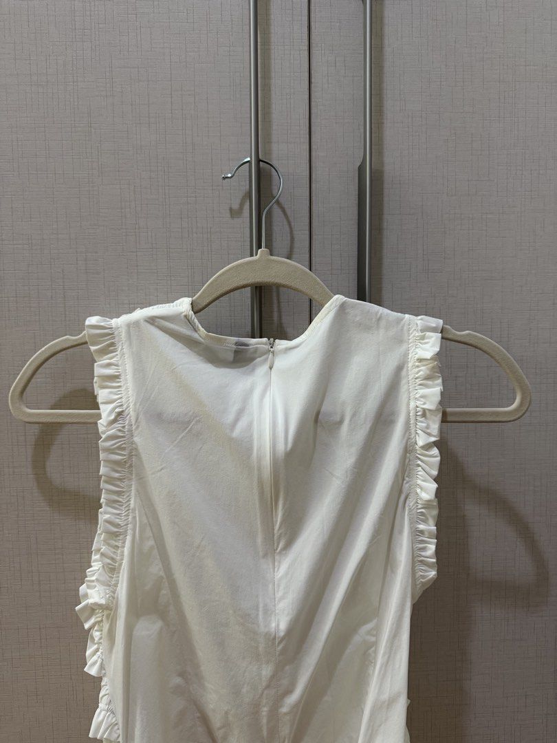 BNWT Urban Revivo Top (Category: Blouses) located in Quezon City. Submitted by emily_in_pariss (Listing ID 1464628169, Image 3). Description: .