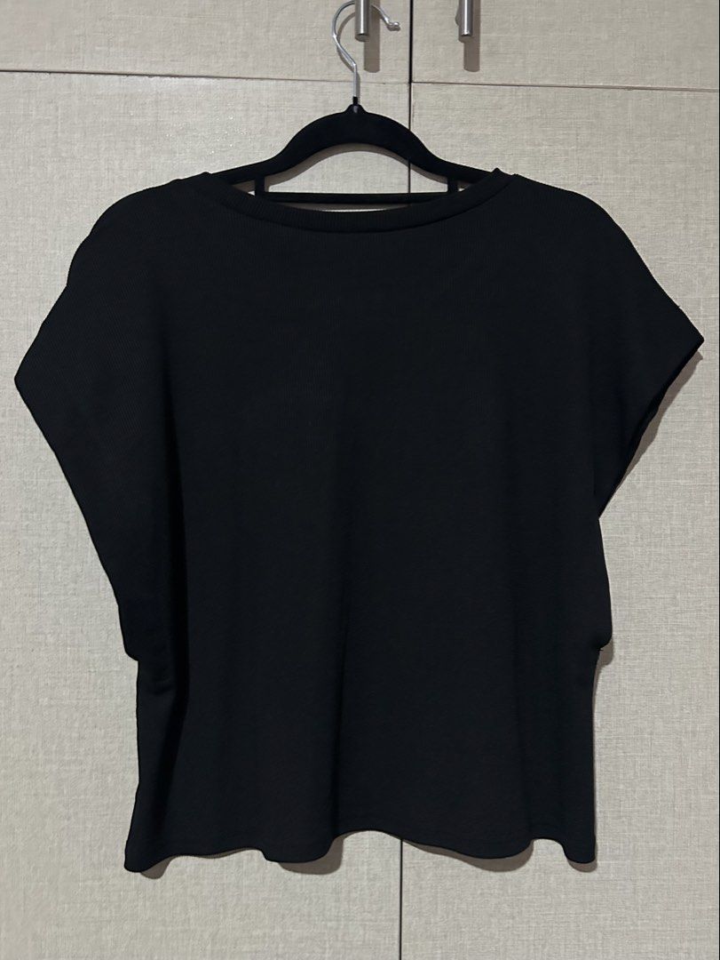 BOCU: Black Ribbed Extended Sleeve Tee (Category: Shirts) located in Pasig City. Submitted by winwinderland (Listing ID 1464616906, Image 2). Description: BOCU: Black Ribbed Extended Tee — ₱ 120 + SF ✱ XL ✱ black colorway ✱ worn less than 5 times only ✱ in good condition ✱ wide armhole opening ✱ ribbed texture.