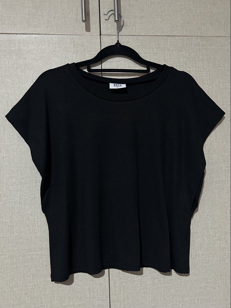 BOCU: Black Ribbed Extended Sleeve Tee (Category: Shirts) located in Pasig City. Submitted by winwinderland (Listing ID 1464616906, Image 1). Description: BOCU: Black Ribbed Extended Tee — ₱ 120 + SF ✱ XL ✱ black colorway ✱ worn less than 5 times only ✱ in good condition ✱ wide armhole opening ✱ ribbed texture.