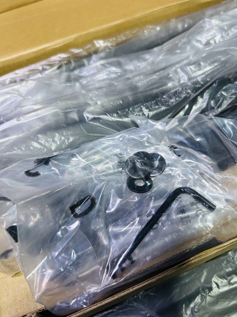 BONTEC CT135B TV Wall Bracket Mount (Category: TV Parts & Accessories) located in Manila. Submitted by starbalesukandjapansurplus (Listing ID 1464576828, Image 3). Description: - BONTEC TV Wall Bracket CT135B - VESA Compatibility: 200x100mm to 600x400mm - Max Load Capacity: 132 lbs (60 kg) - Wall Type Compatibility: Wood stud, solid concrete, brick - Installation manual included - All parts appear to be present.