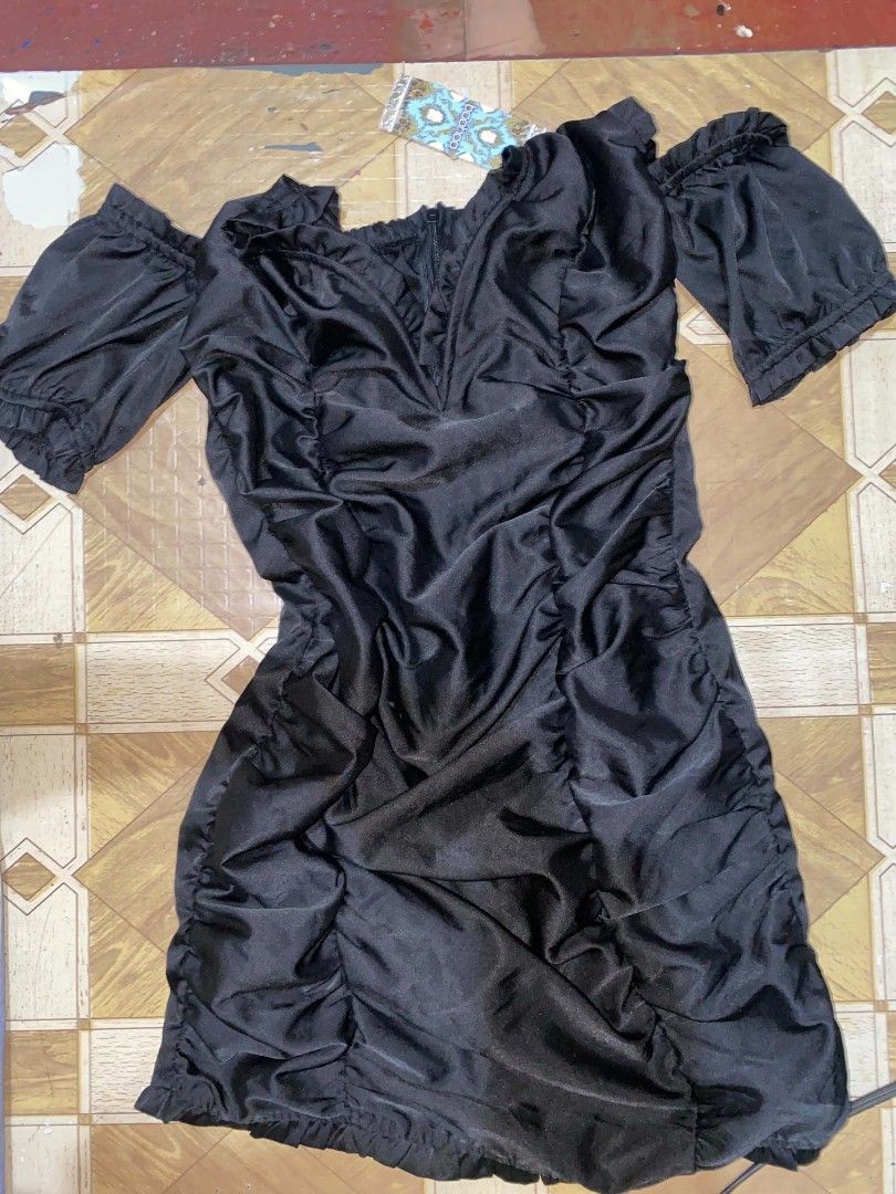 boohoo Bardot Ruffle Ruched Mini Dress (Category: Dresses) located in Cebu City. Submitted by vincelouie30387 (Listing ID 1464726356, Image 1). Description: Boohoo woven bardot ruffle ruched mini dress -Size UK 12, EUR 40, US 8. - Off the shoulder short puff sleeves -All-over ruched style dress. -Brand new with tags attached. -perfect for Halloween costume and clubbing outfit -very flattering when worn rfs: decluttering.