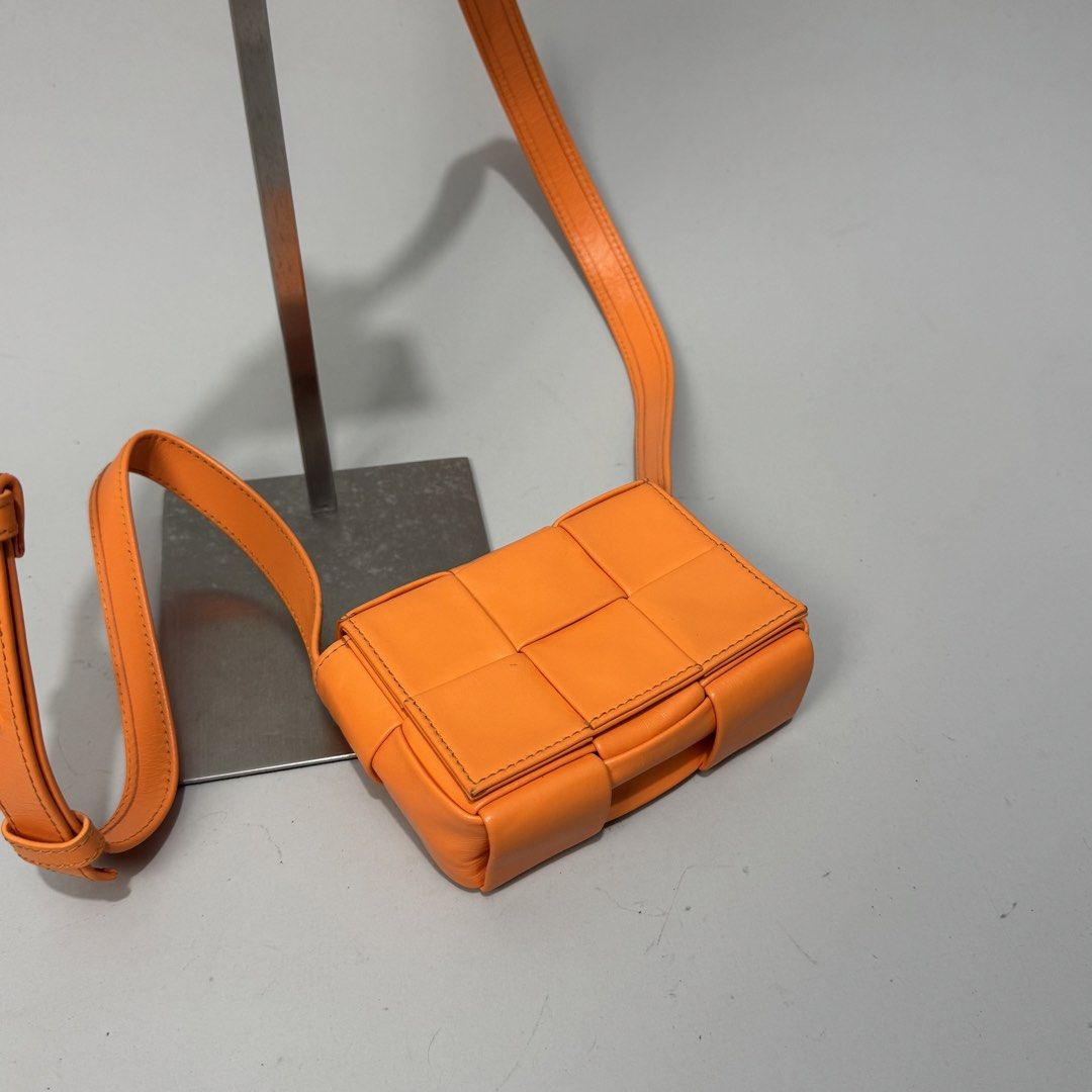 Bottega venetta mini bag (Category: Luxury Bags & Wallets) located in Dagupan City. Submitted by thriftygoods.dagupan (Listing ID 1464571727, Image 2). Description: Rank A Sign of usage.