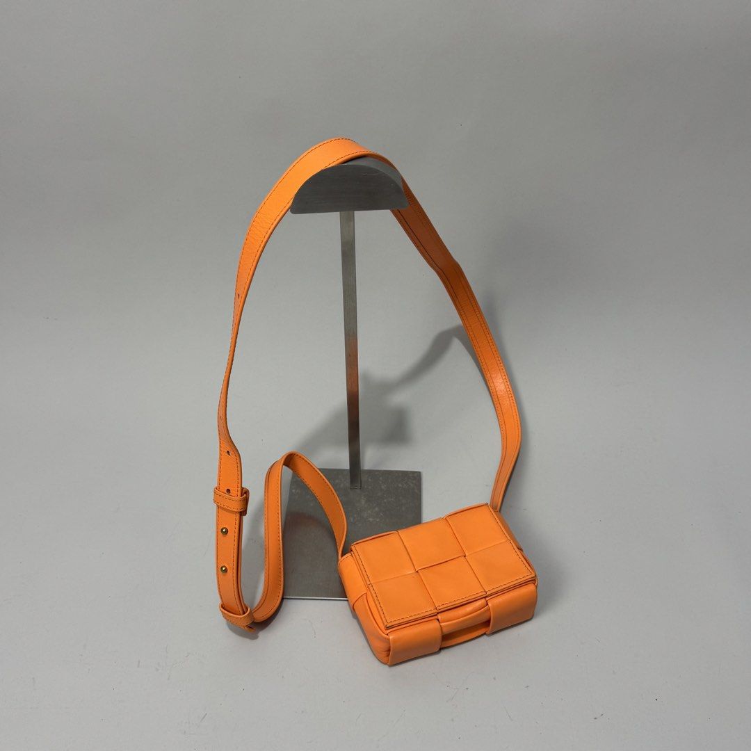 Bottega venetta mini bag (Category: Luxury Bags & Wallets) located in Dagupan City. Submitted by thriftygoods.dagupan (Listing ID 1464571727, Image 1). Description: Rank A Sign of usage.