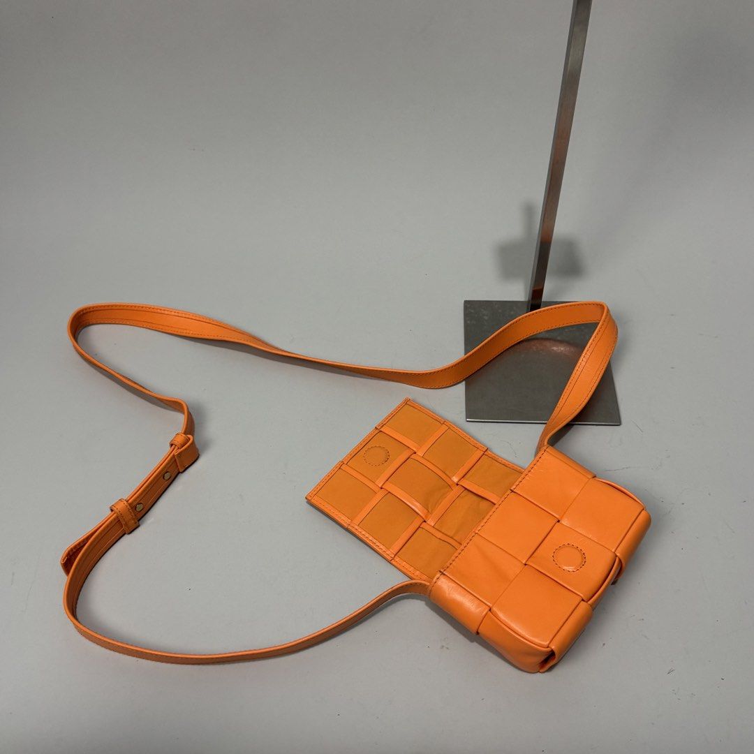 Bottega venetta mini bag (Category: Luxury Bags & Wallets) located in Dagupan City. Submitted by thriftygoods.dagupan (Listing ID 1464571727, Image 3). Description: Rank A Sign of usage.