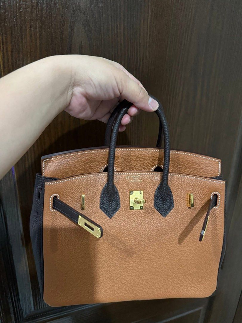 Brand new Handbag (Category: Luxury Bags & Wallets) located in Cebu City. Submitted by dianne.143 (Listing ID 1464747061, Image 1). Description: .