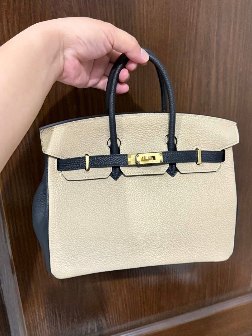 Brand new Handbag (Category: Luxury Bags & Wallets) located in Cebu City. Submitted by dianne.143 (Listing ID 1464747160, Image 1). Description: .