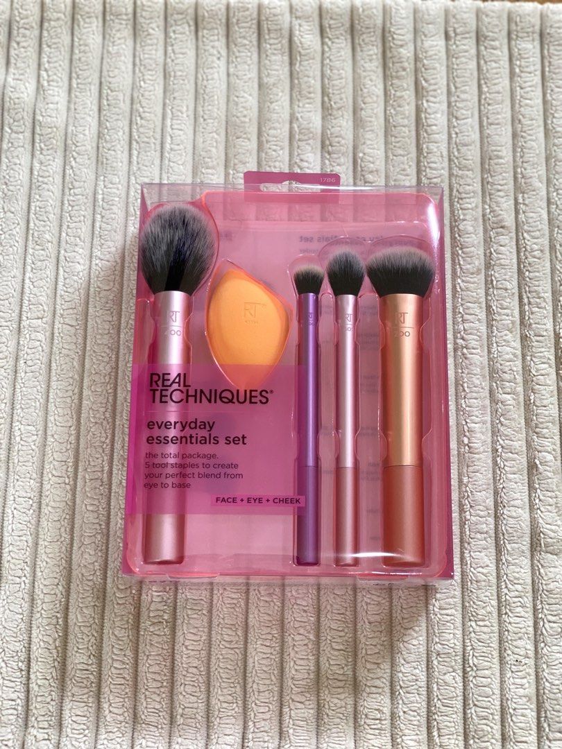 BRAND NEW Real Techniques Makeup Brush Set — everyday essentials set (Category: Makeup) located in Naga. Submitted by swiftiestone (Listing ID 1464637596, Image 1). Description: .