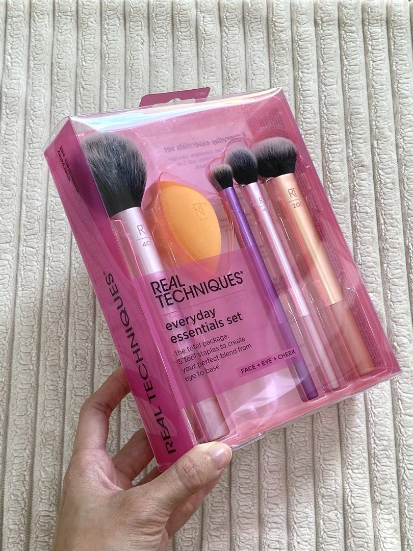 BRAND NEW Real Techniques Makeup Brush Set — everyday essentials set (Category: Makeup) located in Naga. Submitted by swiftiestone (Listing ID 1464637596, Image 2). Description: .