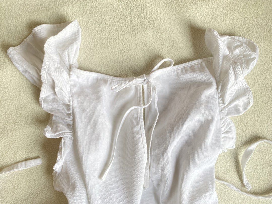 branded GUARAPO white keyhole dainty top (Category: Sleeveless) located in Santa Rosa. Submitted by wear.meda (Listing ID 1464638385, Image 1). Description: Brand: GUARAPO s-m WAIST: 28-30 BUST: 33-36 •Like new! vv comfy to wear🪷🦢 •pretty and unique deets! •looks good when worn⭐️☺️ For inquiries, message us here or in our ig acc: wear.meda 💌 #vintage #vintageph #vintagetops #floral #floralvintage #flowerpastel #pastelskirt #pastelyellow #paste