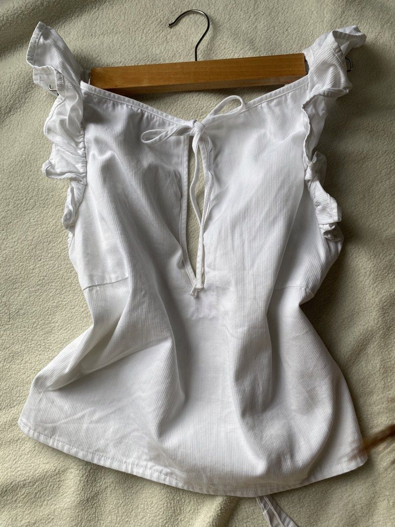 branded GUARAPO white keyhole dainty top (Category: Sleeveless) located in Santa Rosa. Submitted by wear.meda (Listing ID 1464638385, Image 2). Description: Brand: GUARAPO s-m WAIST: 28-30 BUST: 33-36 •Like new! vv comfy to wear🪷🦢 •pretty and unique deets! •looks good when worn⭐️☺️ For inquiries, message us here or in our ig acc: wear.meda 💌 #vintage #vintageph #vintagetops #floral #floralvintage #flowerpastel #pastelskirt #pastelyellow #paste