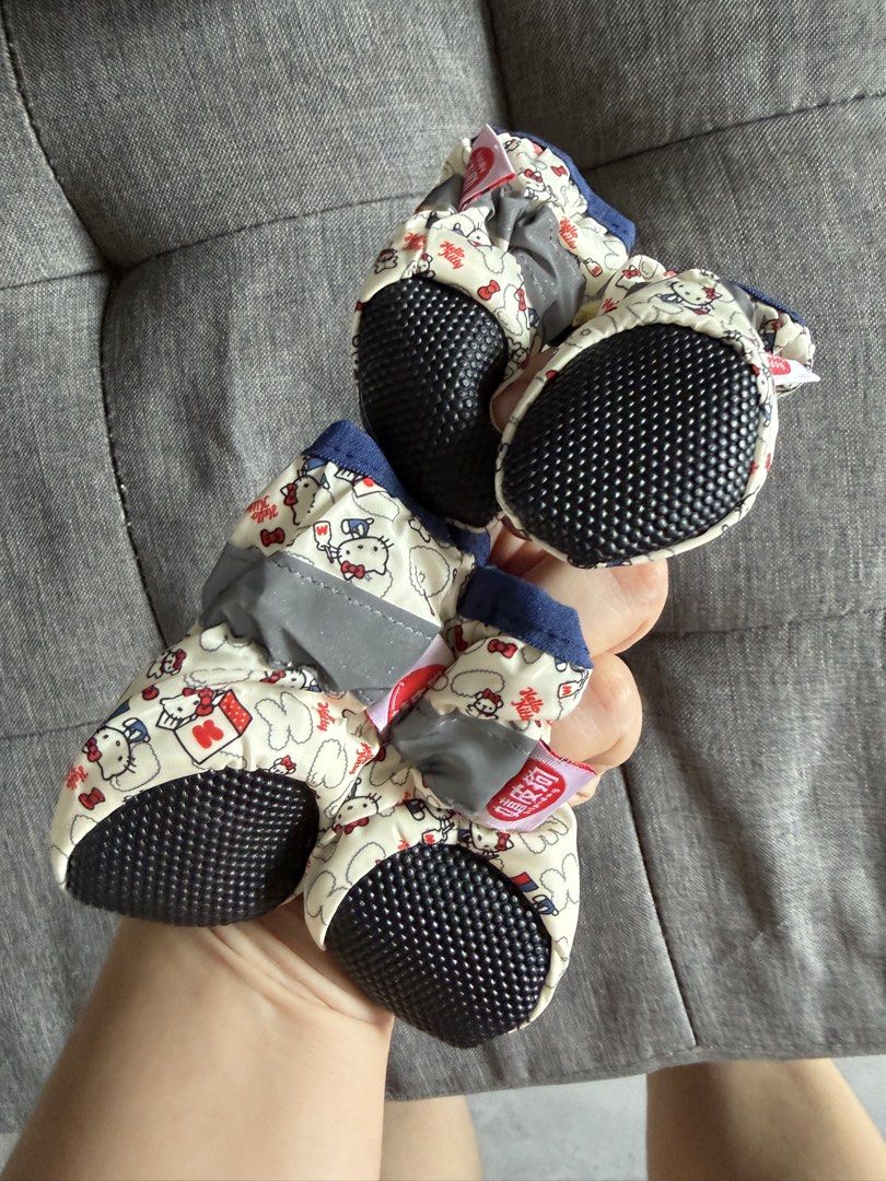 Brandnew Hello Kitty Pet shoes (Category: Homes & Other Pet Accessories) located in Manila. Submitted by pachoooli (Listing ID 1464577048, Image 2). Description: Never used bought in Korea.