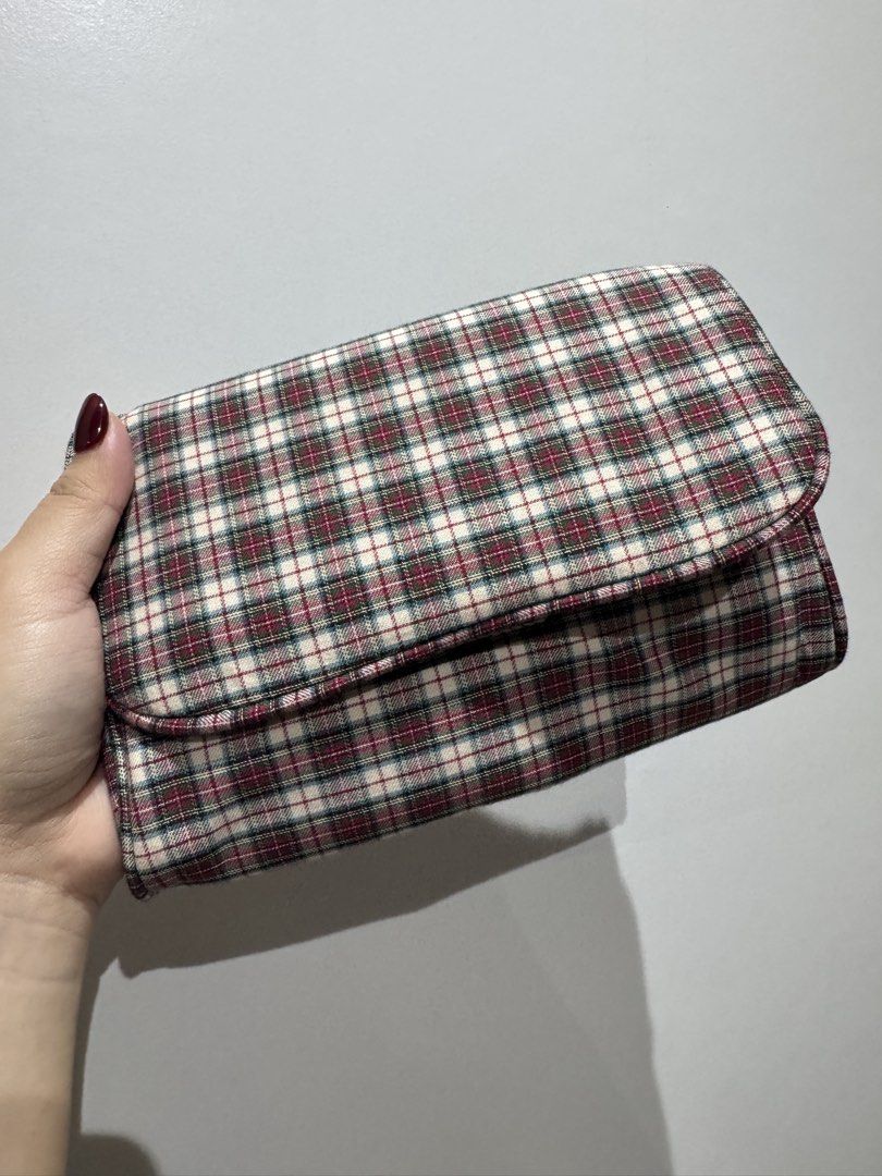 Brandy Melville Red Green Checkered Makeup Pouch (Category: Purses & Pouches) located in Paranaque City. Submitted by scattermatter (Listing ID 1464746985, Image 1). Description: Brandy Melville Red Green Checkered Makeup Pouch - Bought in Hong Kong 📩 DM to order 📍Location: Parañaque 💰Payment: BPI or Gcash 🚚Shipping: c/o buyer - Lalamove/J&T/LBC Instagram: @scattermatterph.