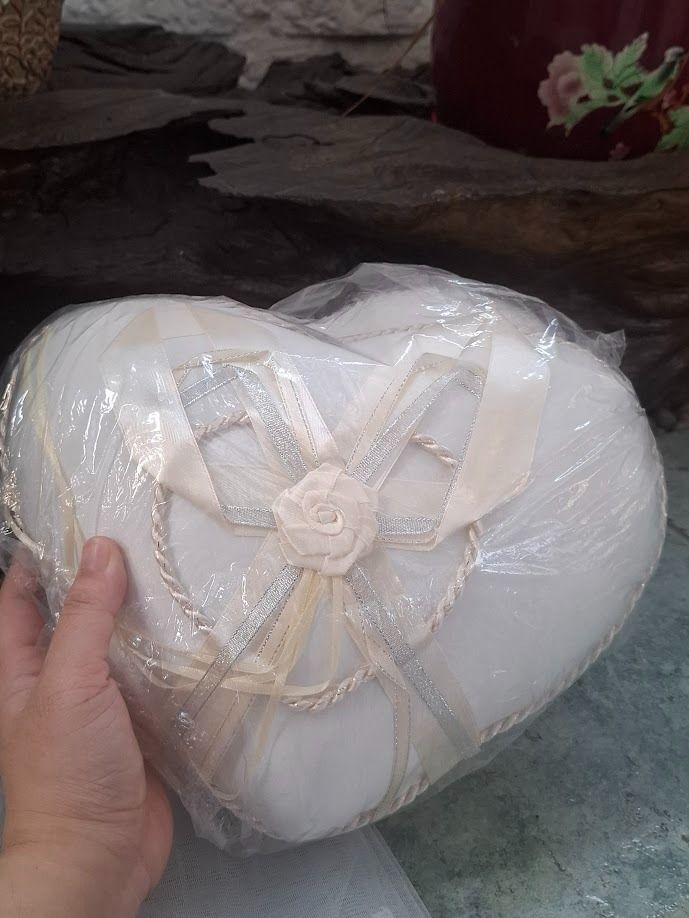 Bridal Accessories Set (Category: Accessory Holder, Box & Organizers) located in Marikina City. Submitted by modacaridad (Listing ID 1464632602, Image 2). Description: - 2 White heart-shaped pillow - 1 Veil with pin - 1 Cord - 1 Arrhea (Aras).