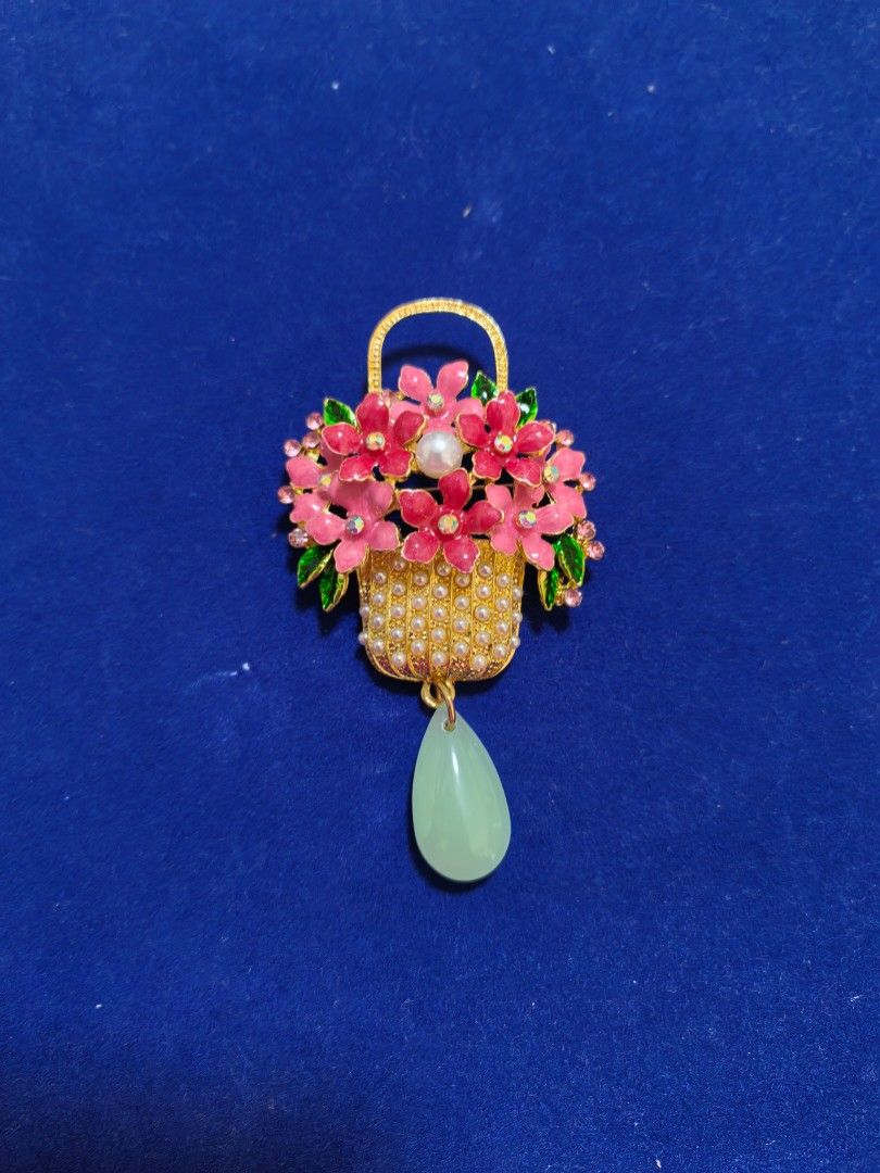 Brooch Pin Flower Basket (Category: Brooches) located in Taguig. Submitted by jeannescarlet (Listing ID 1464678242, Image 1). Description: 💎Brand New 💎Alloy Material.