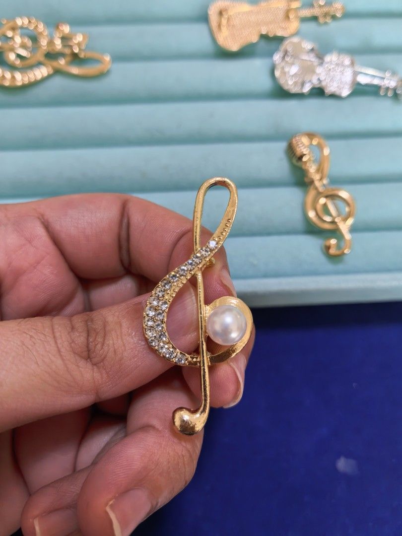 Brooch Pin Treble Clef G Clef Musical Note (Category: Brooches) located in Taguig. Submitted by jeannescarlet (Listing ID 1464575715, Image 1). Description: 💎Brand New 💎Alloy Material.