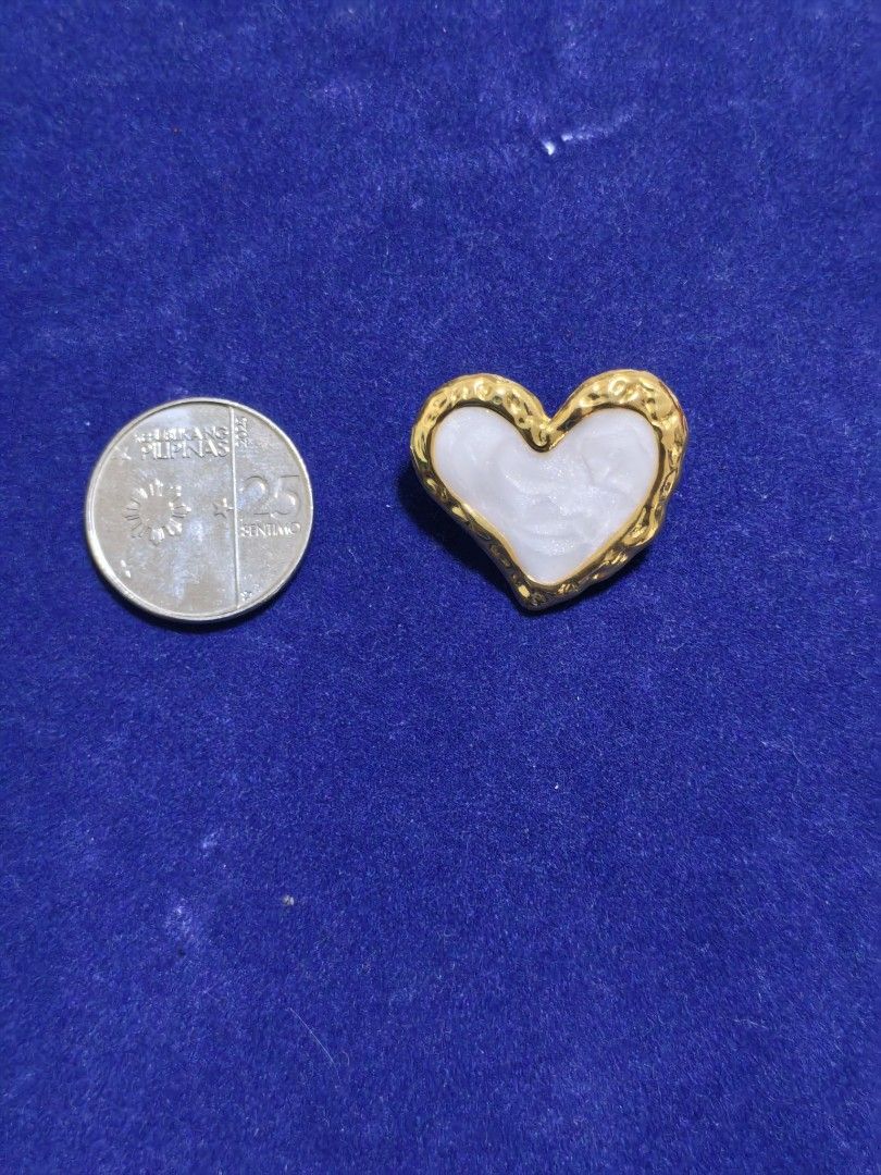Brooch Pin White Heart (Category: Brooches) located in Taguig. Submitted by jeannescarlet (Listing ID 1464580950, Image 1). Description: 💎Brand New 💎Alloy Material.