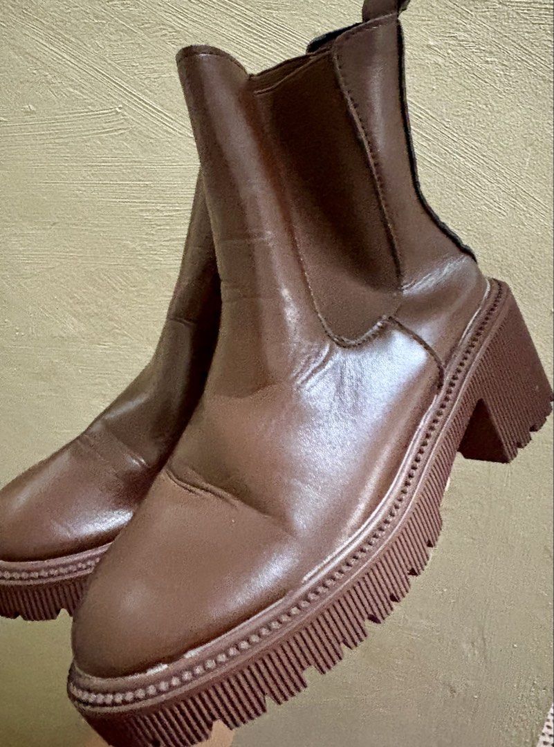 Brown Chunky Chelsea Boots (Category: Boots) located in Caloocan City. Submitted by stella_mari27 (Listing ID 1464651142, Image 1). Description: - Stylish brown faux leather Chelsea boots - Elastic side panels for easy wear - Chunky lug sole with a comfortable block heel - Ideal for everyday outfits - Combines comfort and fashion.