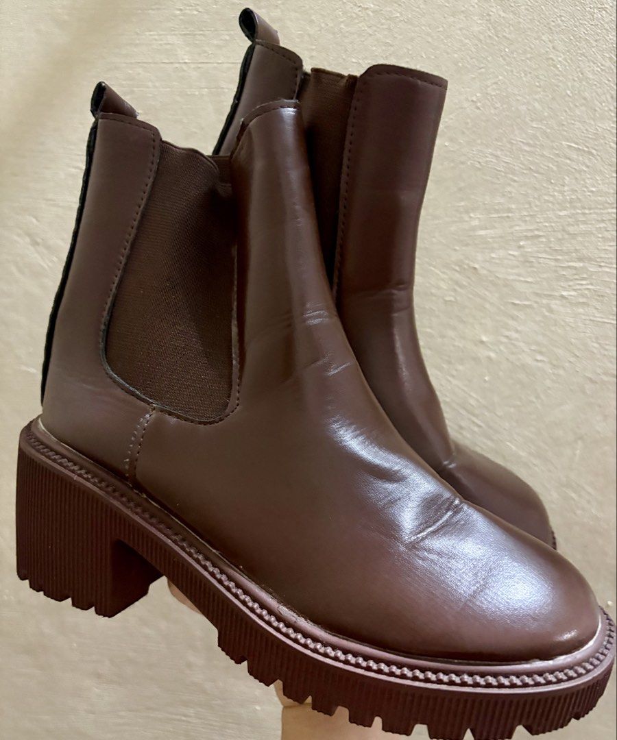 Brown Chunky Chelsea Boots (Category: Boots) located in Caloocan City. Submitted by stella_mari27 (Listing ID 1464651142, Image 2). Description: - Stylish brown faux leather Chelsea boots - Elastic side panels for easy wear - Chunky lug sole with a comfortable block heel - Ideal for everyday outfits - Combines comfort and fashion.