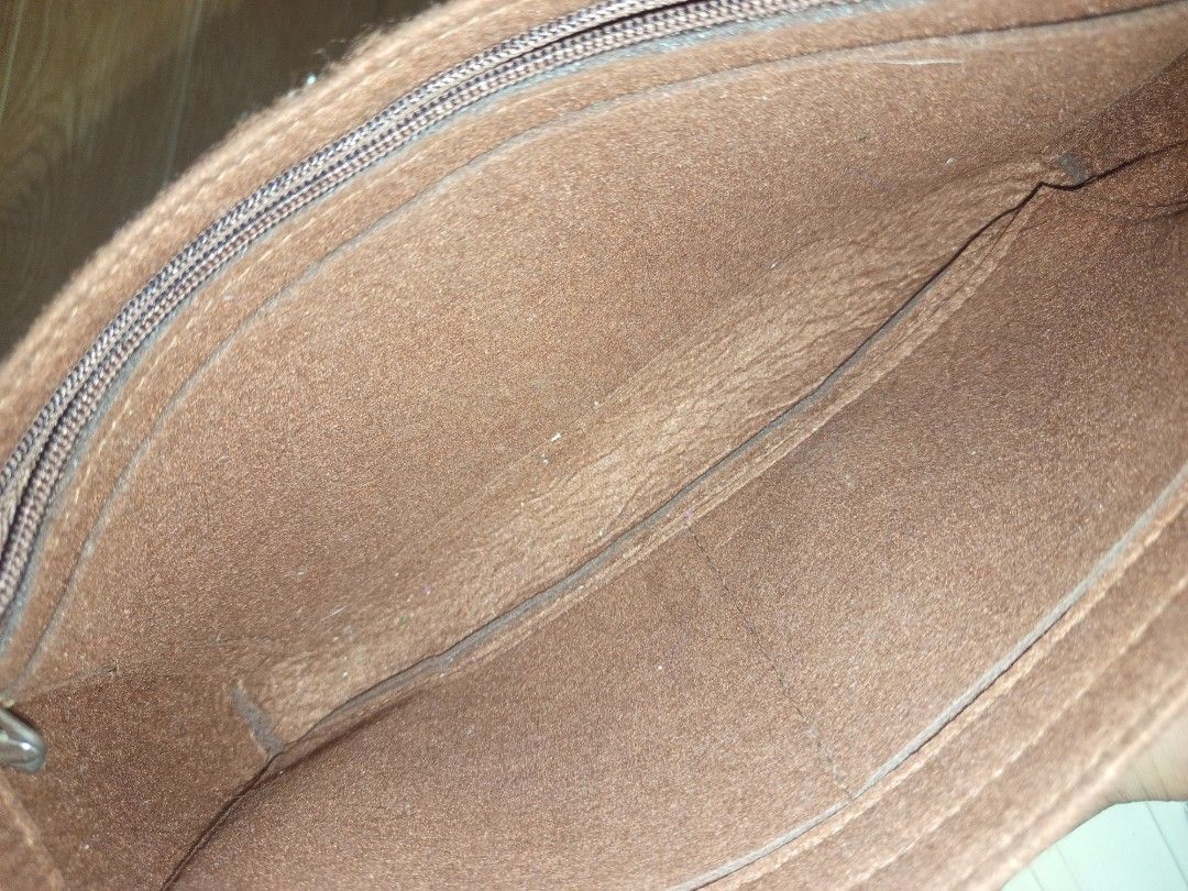 Brown Felt Pouch Organizer Insert (Category: Purses & Pouches) located in Manila. Submitted by aymasaya (Listing ID 1464637512, Image 2). Description: - Brown felt pouch - Ideal for organizing your bag - Zippered closure for security - Interior with multiple compartments - Made of soft material - Approximately 8 inches in length.
